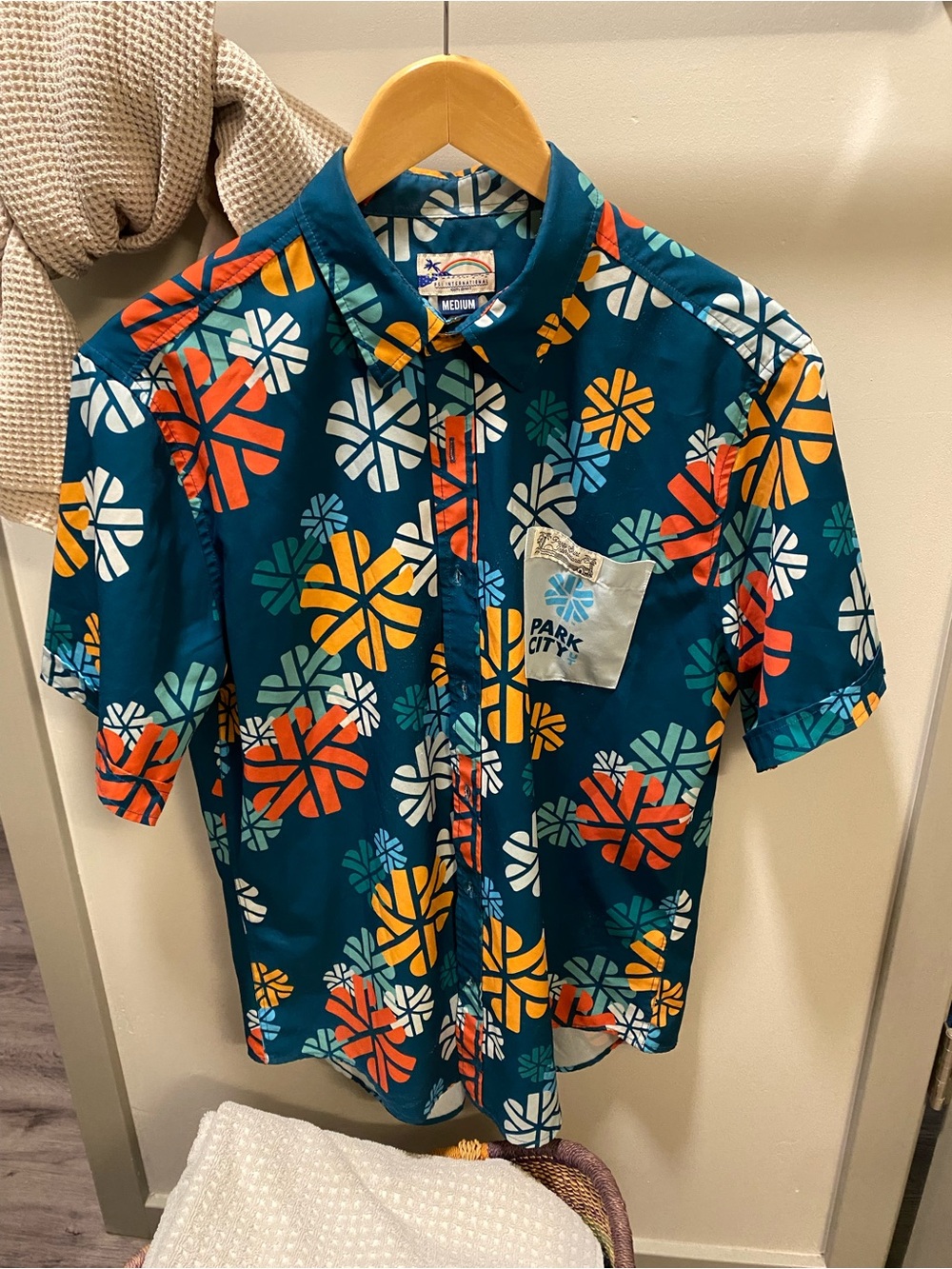 Party Shirt International - Park City Snowflake Short-Sleeve Button-Up Shirt